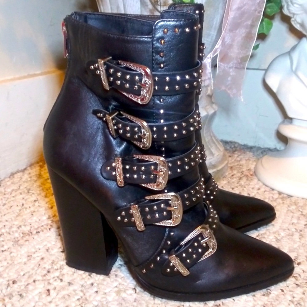 EUC Steve Madden Edgy Comet Moto/Rocker Chic Black Silver Studded Heeled Booties